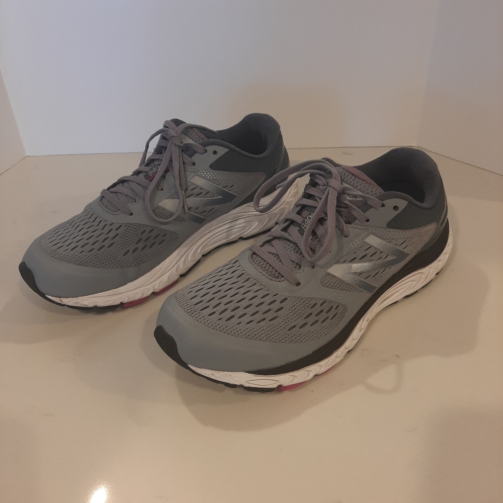 New Balance 840v4, Women's size 10.5 Running Shoes